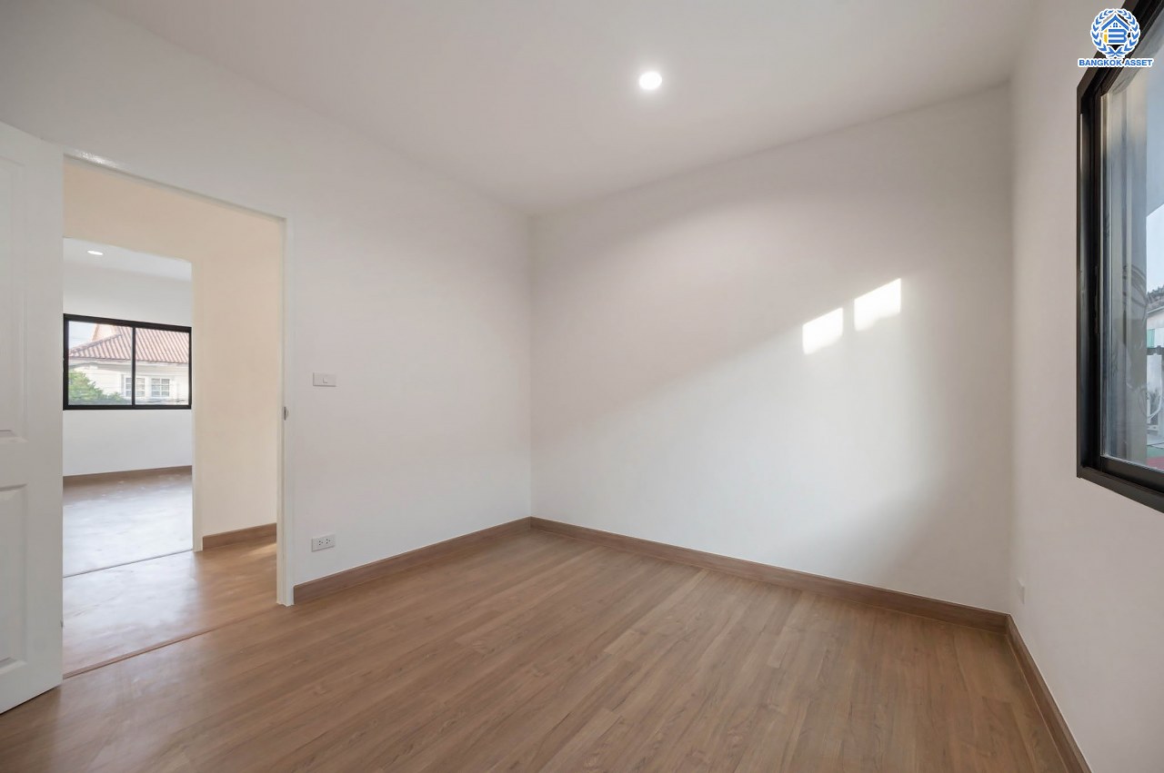 บ้านมือสองตกแต่งใหม่ โครงการ ชัยพัฒน์ เพิ่มสิน บ้านเดี่ยวหลังใหญ่ เนื้อที่ 63.8 ตร.ว. ฟังก์ชัน 3 ห้องนอน 2 ห้องน้ำ พร้อมห้องอเนกประสงค์ชั้นล่าง 1 ห้อง จอดรถได้ 1 คัน บนทำเลเดินทางสะดวก เชื่อมต่อถ.สายไหม, ถ.พหลโยธิน ใกล้สนามบินดอนเมือง และ ใกล้จุดขึ้นทางด่วน"ฉลองรัช"...